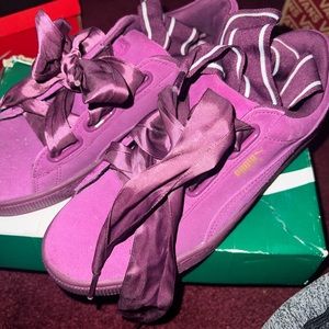 Rihanna velvet puma with two shoe laces size 9 women